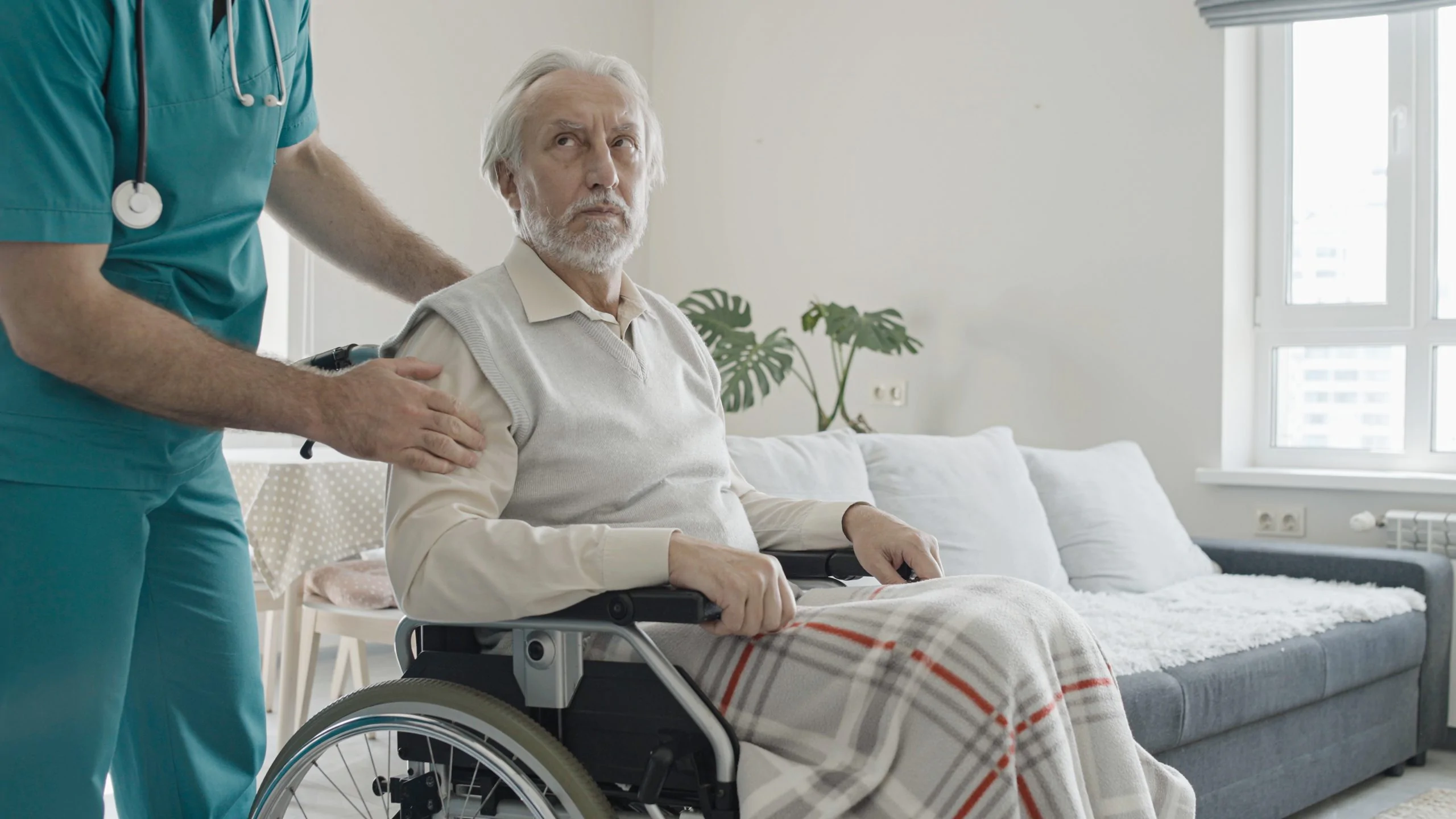 un hombre disgustado demanda al personal de una residencia de ancianos por negligencia