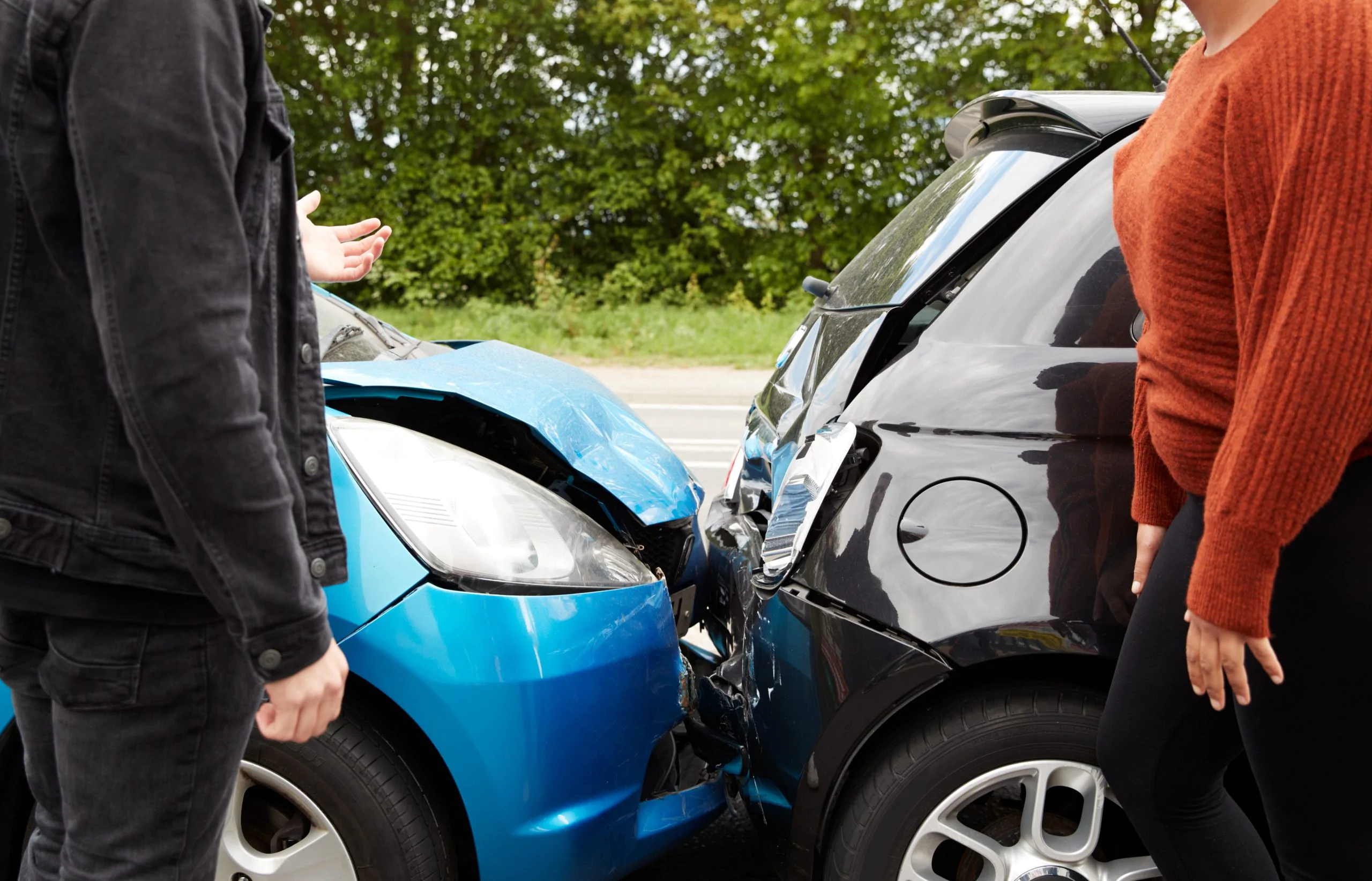 ¿Puedes demandar a alguien por golpear tu coche sin seguro?
