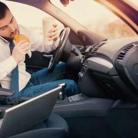 Abogados de NY en conducción distraída: Leyes, Demandas e Indemnizaciones