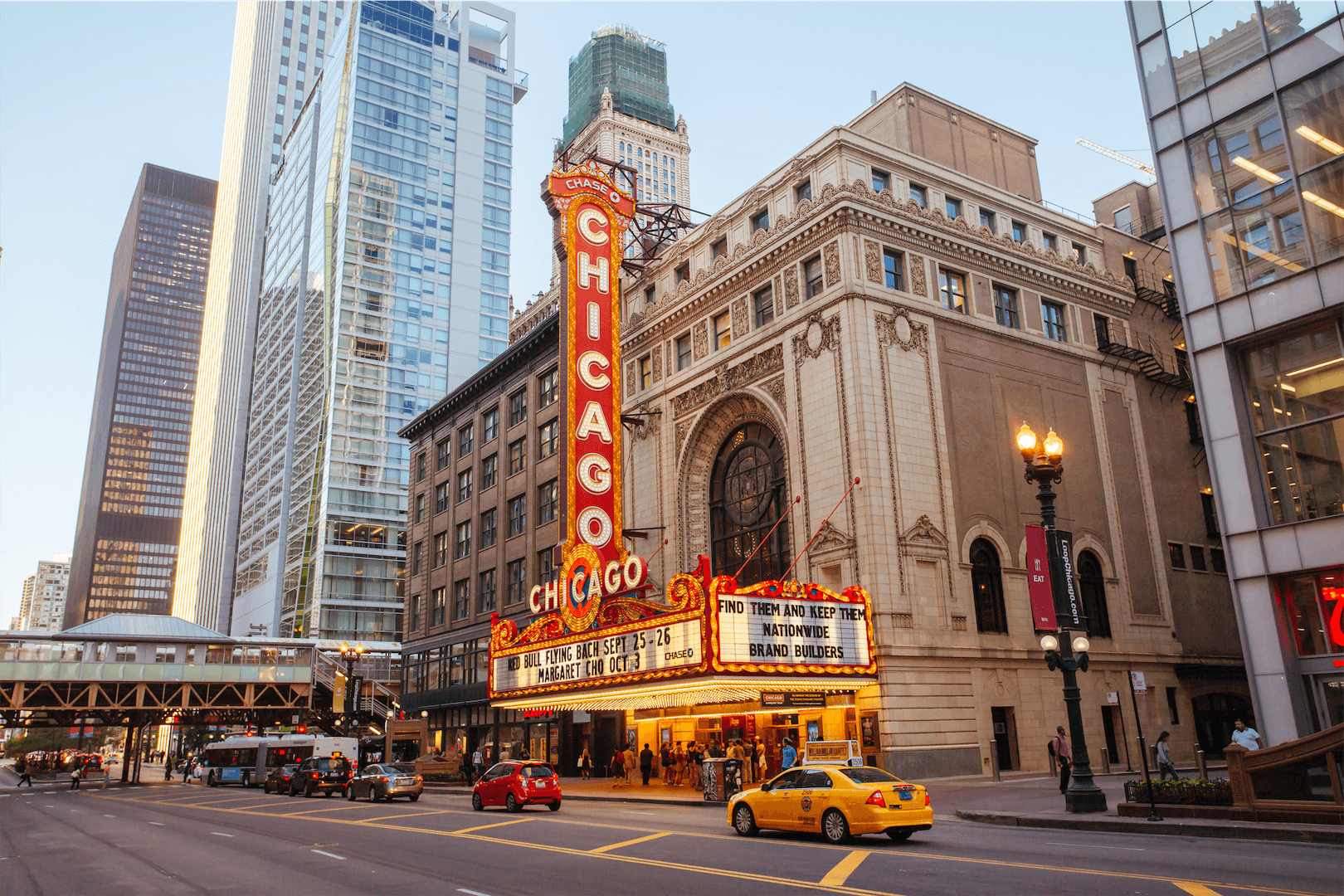 Teatro de Chicago y escena callejera de la ciudad circundante