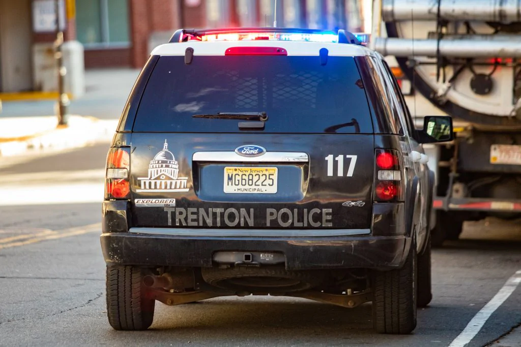 coche de policía en un accidente de tráfico en Trenton, Nueva Jersey