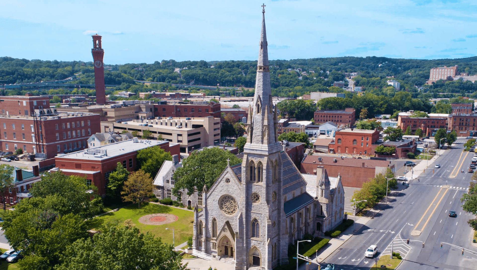 Vista aérea de un barrio urbano con una gran iglesia y edificios circundantes.