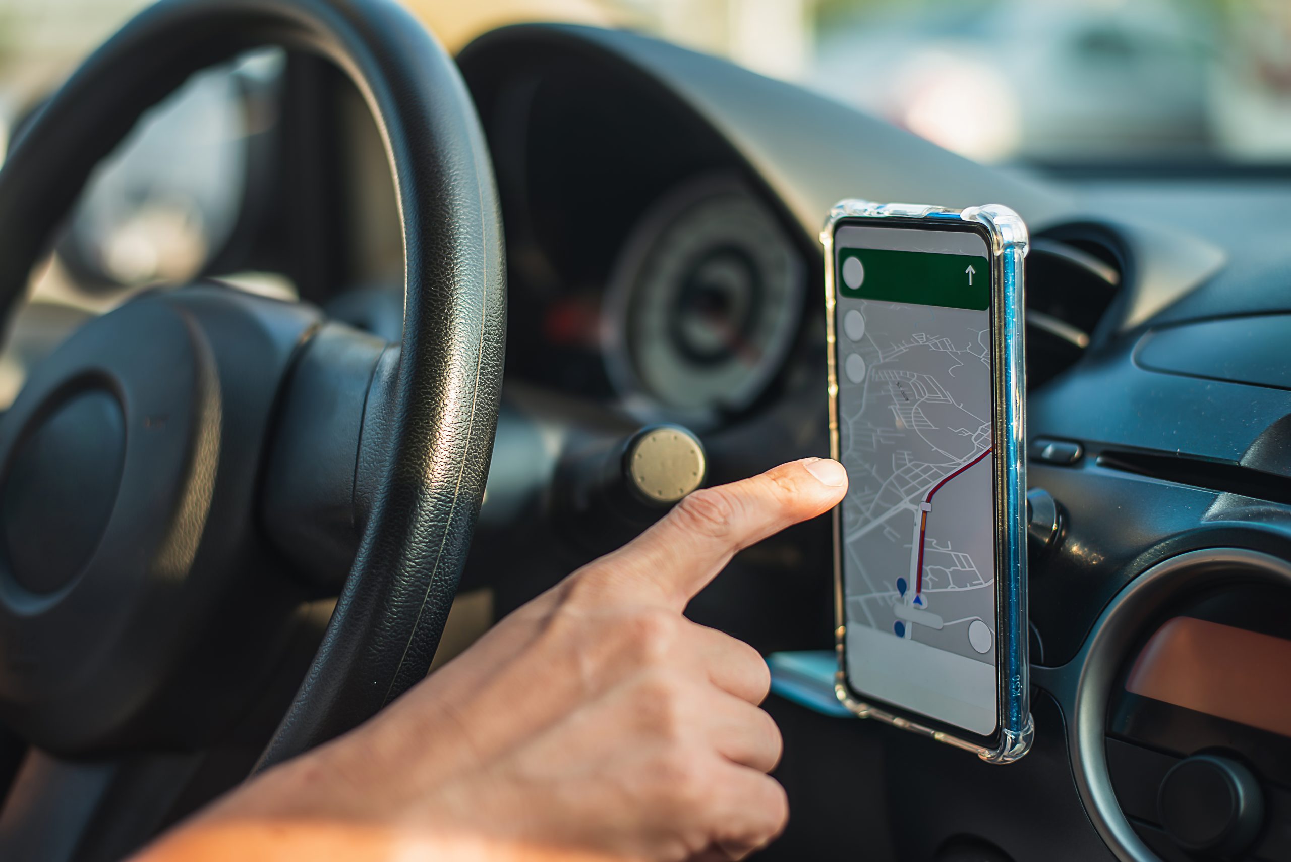 un hombre toca el teléfono infringiendo la ley de no contacto de Pensilvania